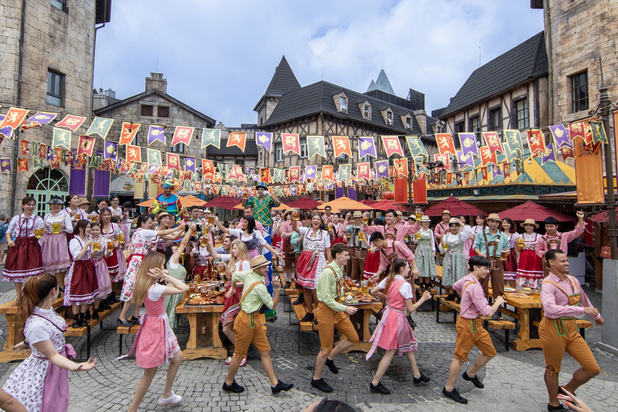 Không gian lễ hội rực rỡ sắc màu với những vũ điệu vui nhộn tại Vương quốc Mặt Trời.