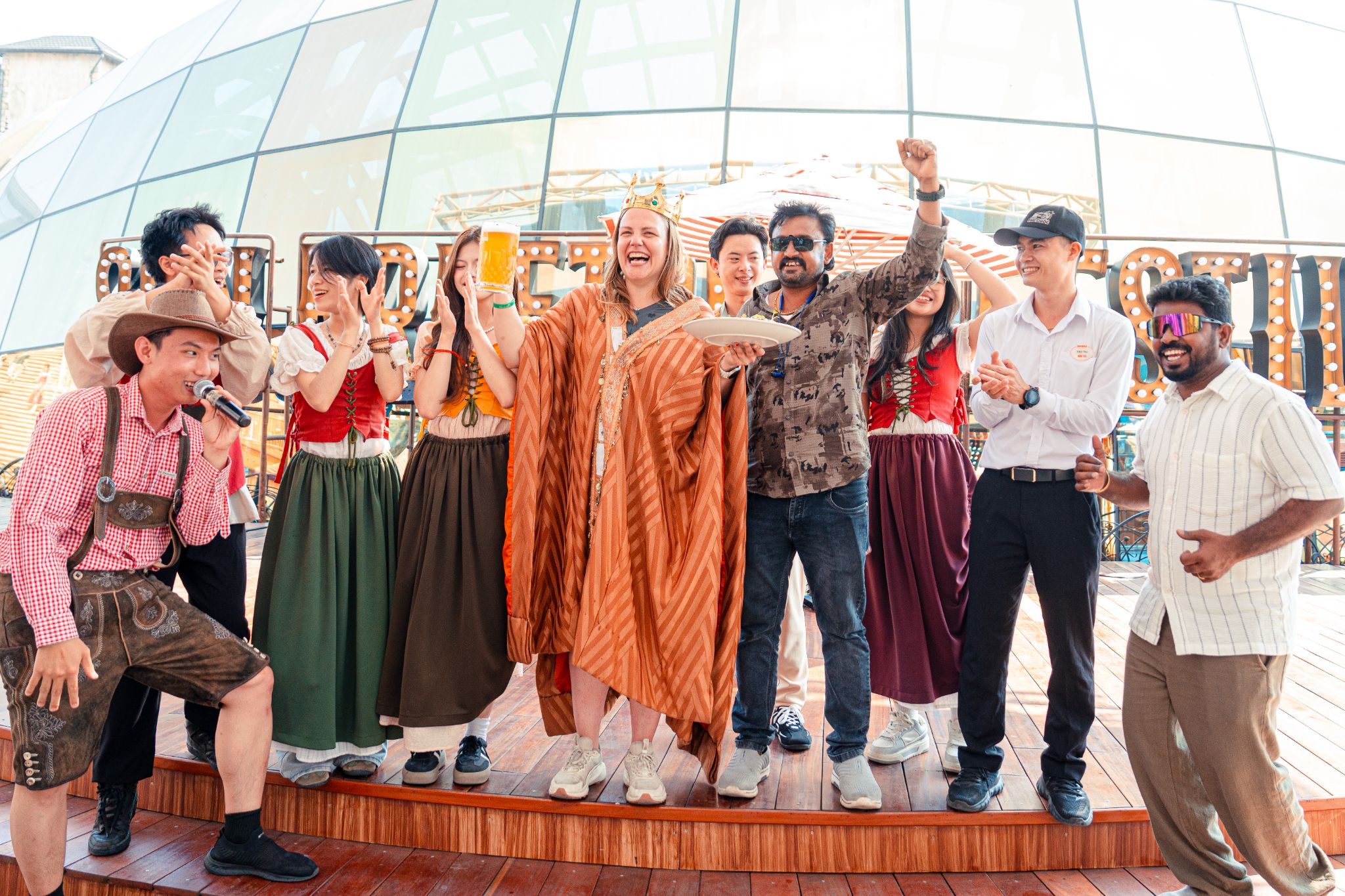 Du khách tham gia thử thách kịch tính và nhận giải thưởng từ Vua Bia.