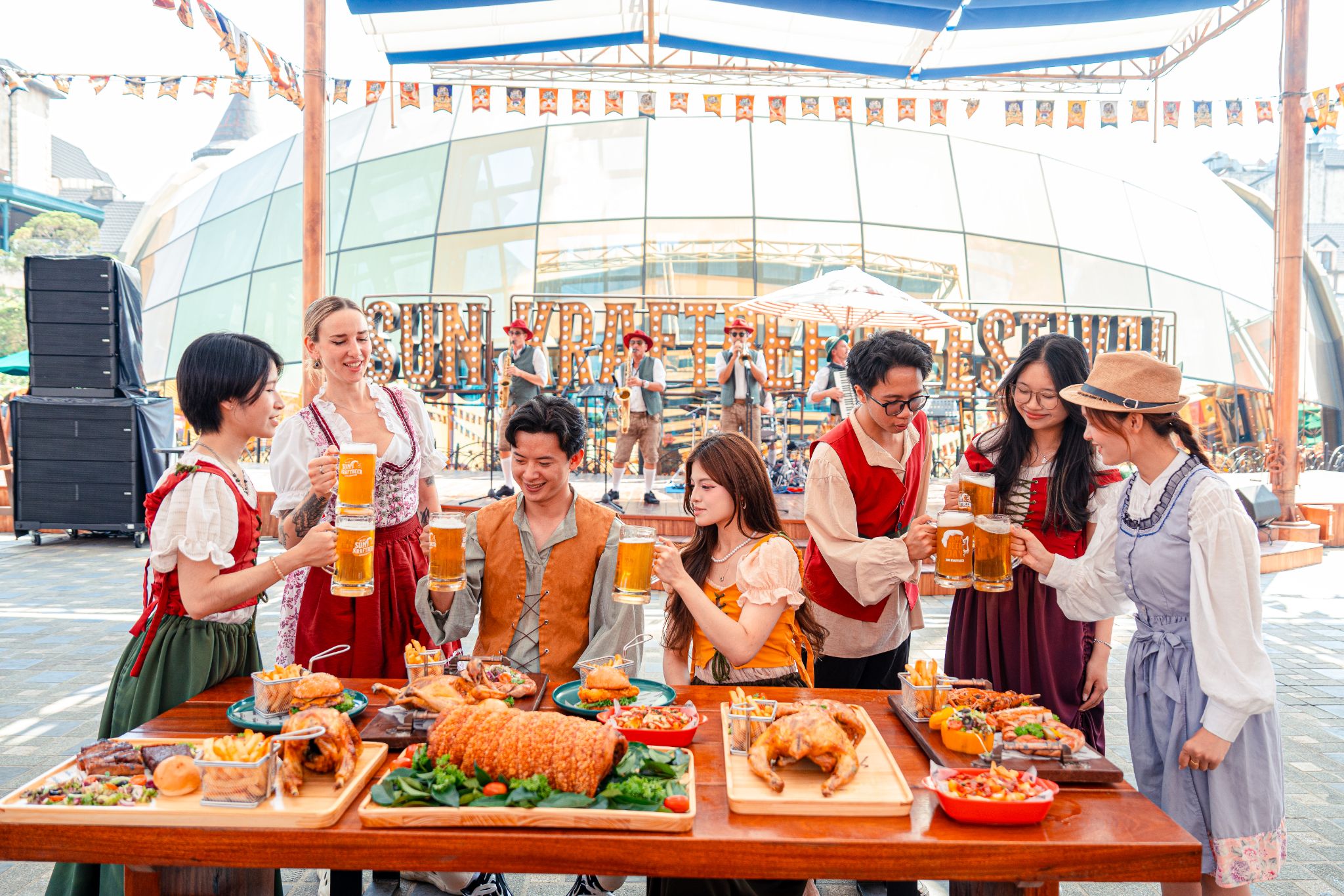 Không còn là những quầy hàng đơn thuần, ẩm thực tại Lễ hội Mặt Trời được nâng tầm thành những “show diễn đa giác quan”.