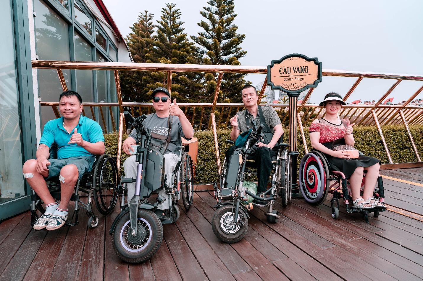 Điều khác biệt không chỉ là cảnh đẹp mà là dịch vụ từ tâm, ai đến cũng được chào đón như nhau.”- Anh Cường (áo xanh) chia sẻ