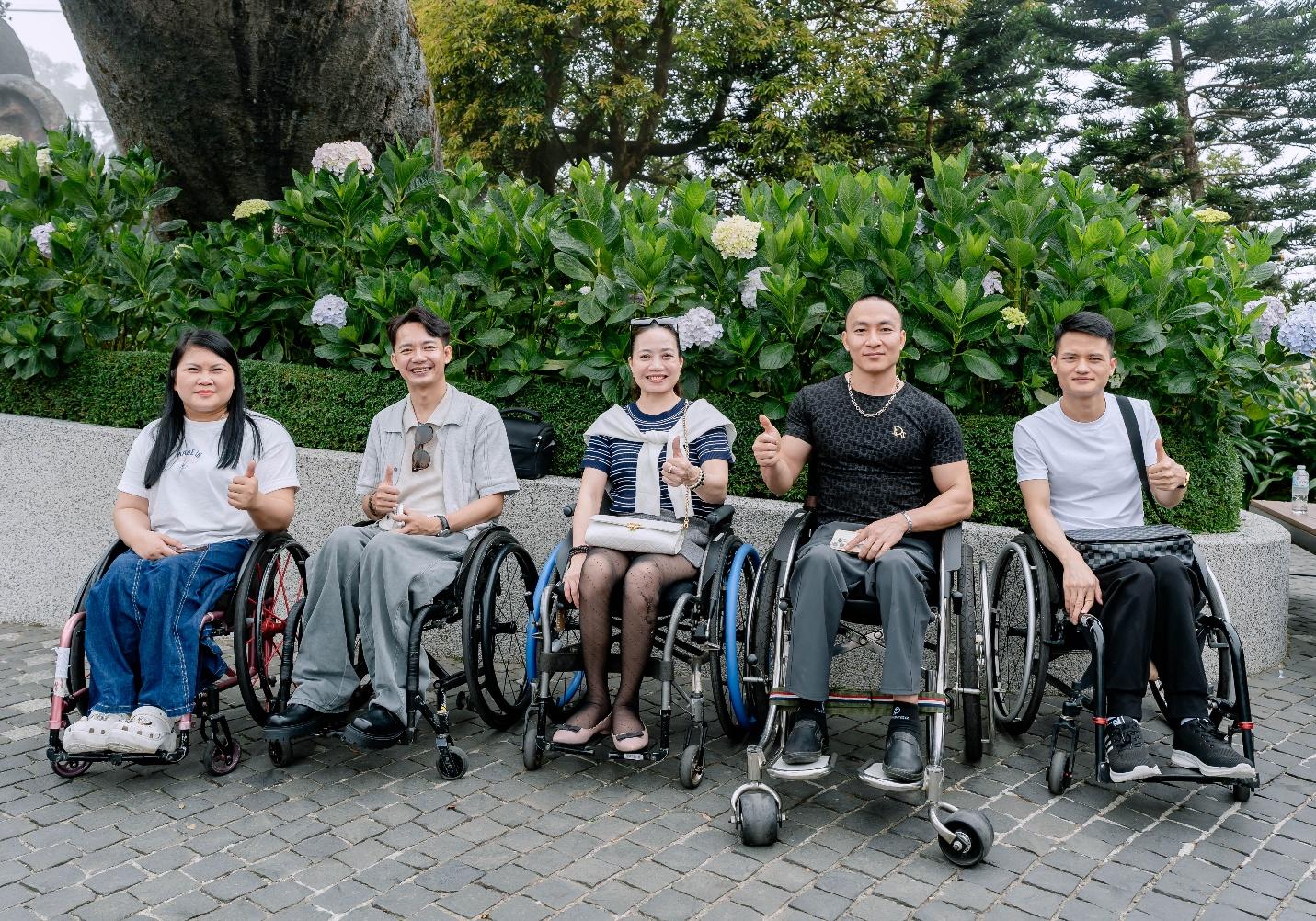 Chị Nguyễn Thị Lý (giữa)