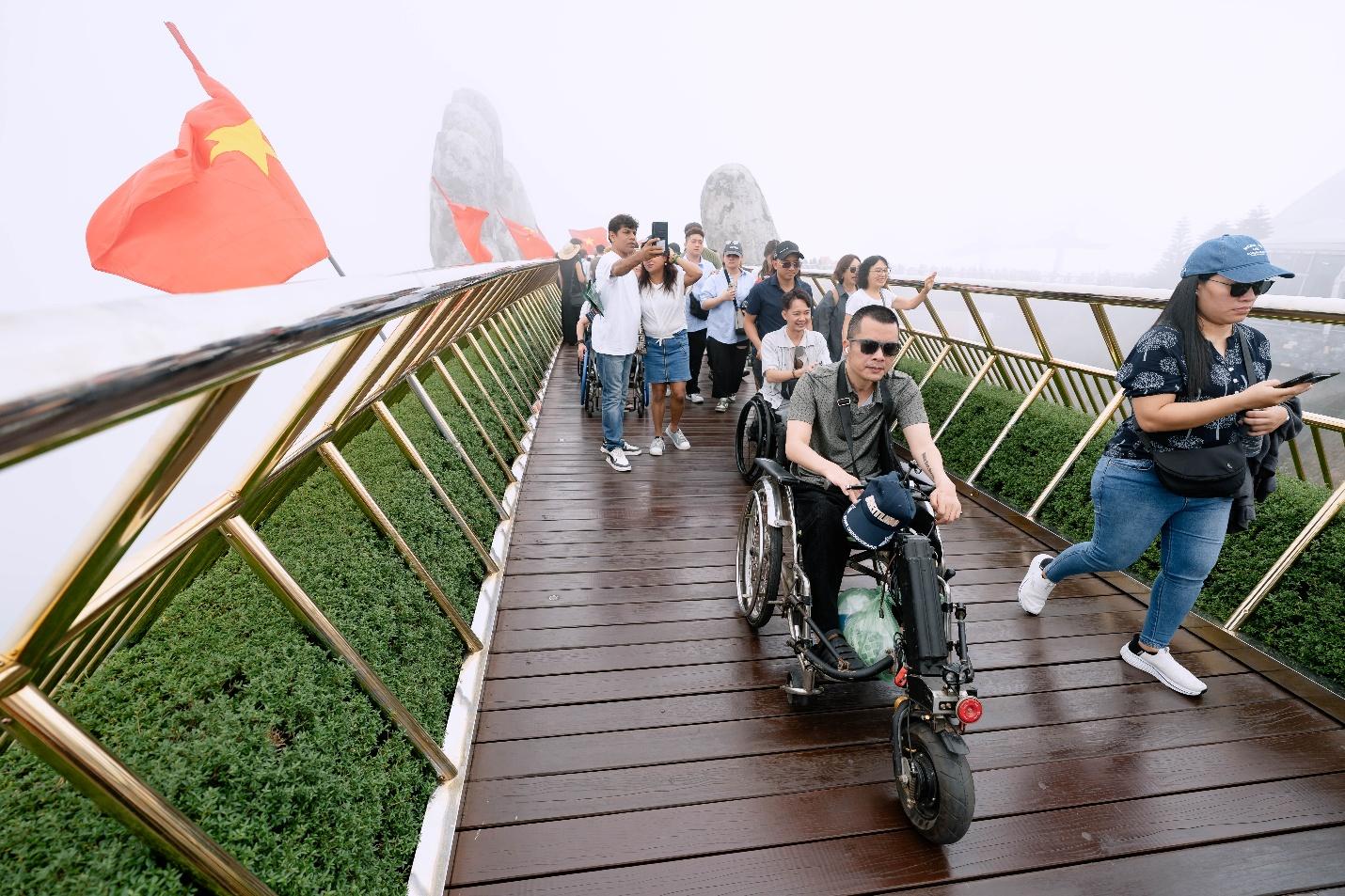 Với sự hỗ trợ của CBNV khu du lịch, các thành viên của CLB Chấn thương cột sống Việt Nam đã check in Cầu Vàng thuận lợi