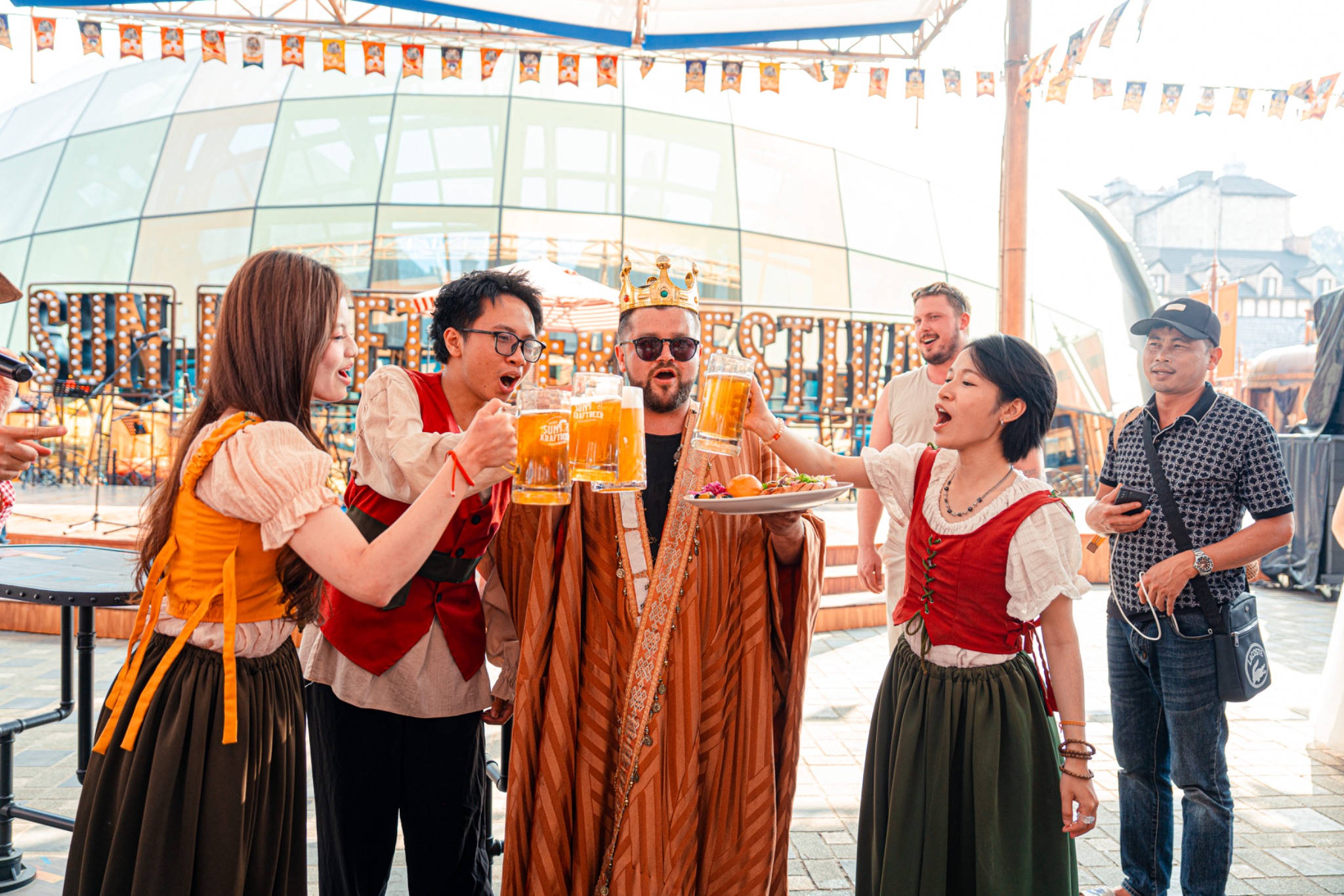 Bia và ẩm thực trở thành chất liệu cảm hứng, dẫn dắt mọi trải nghiệm – từ biểu diễn, trò chơi.