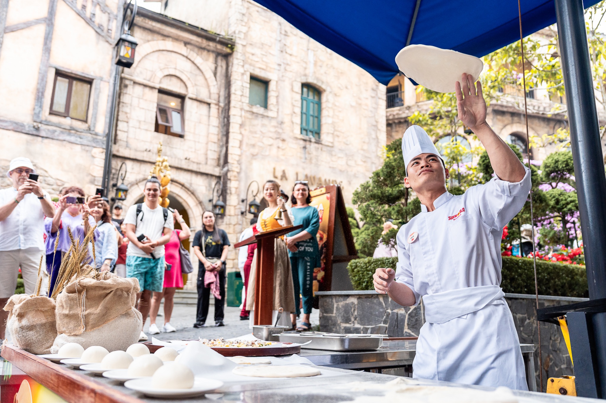 Đầu bếp trình diễn màn tung bánh đầy điêu luyện