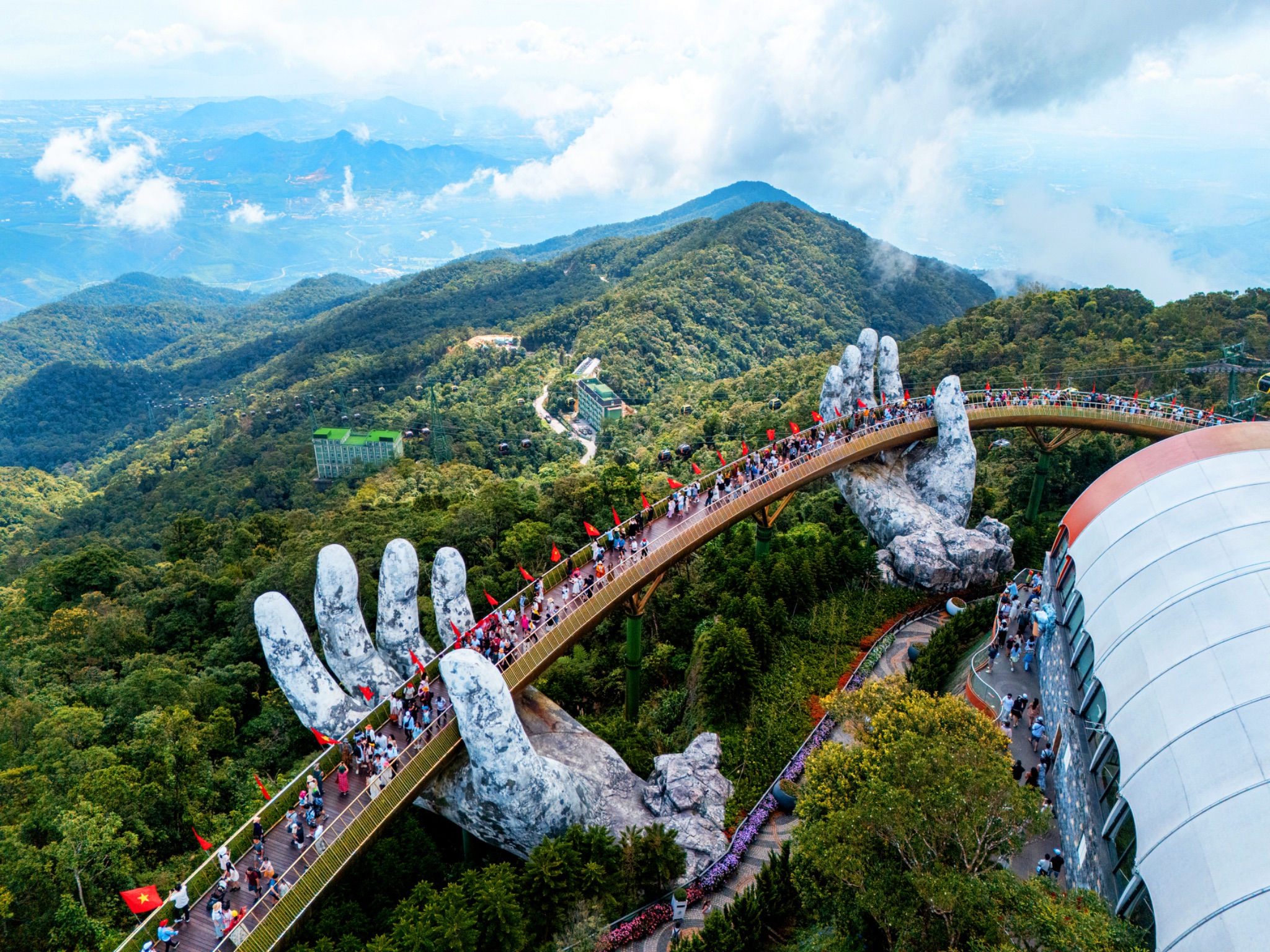 Cầu Vàng khoác lên mình diện mạo rực rỡ với sắc đỏ cờ Tổ quốc.