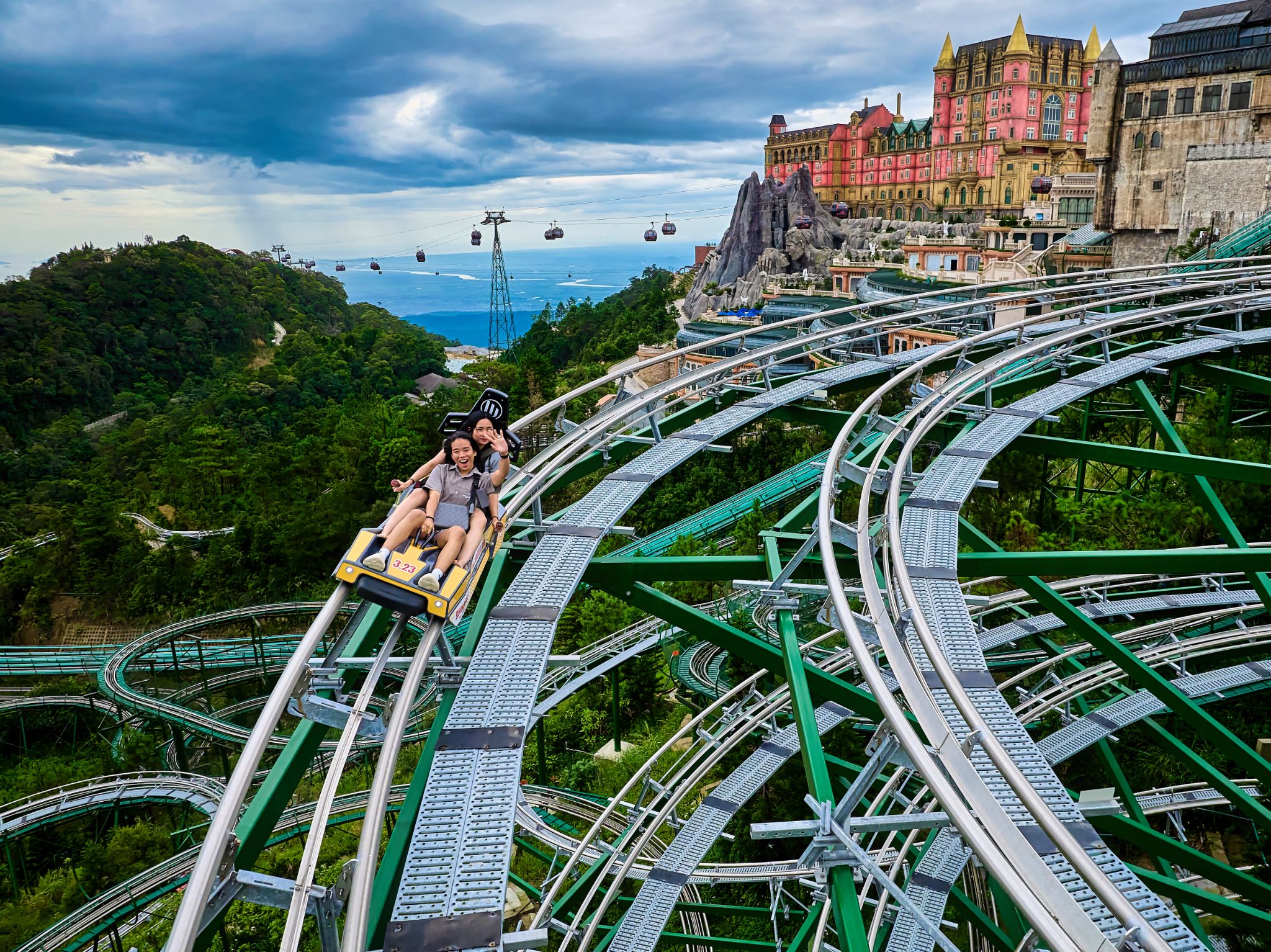 Máng trượt là trò chơi giải trí ngoài trời được yêu thích ở Sun World Ba Na Hills