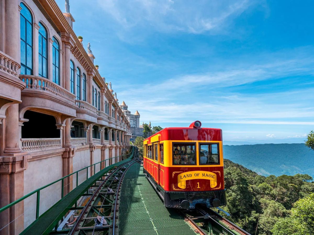 Tàu hỏa leo núi Bà Nà là trải nghiệm độc đáo trên đỉnh Bà Nà