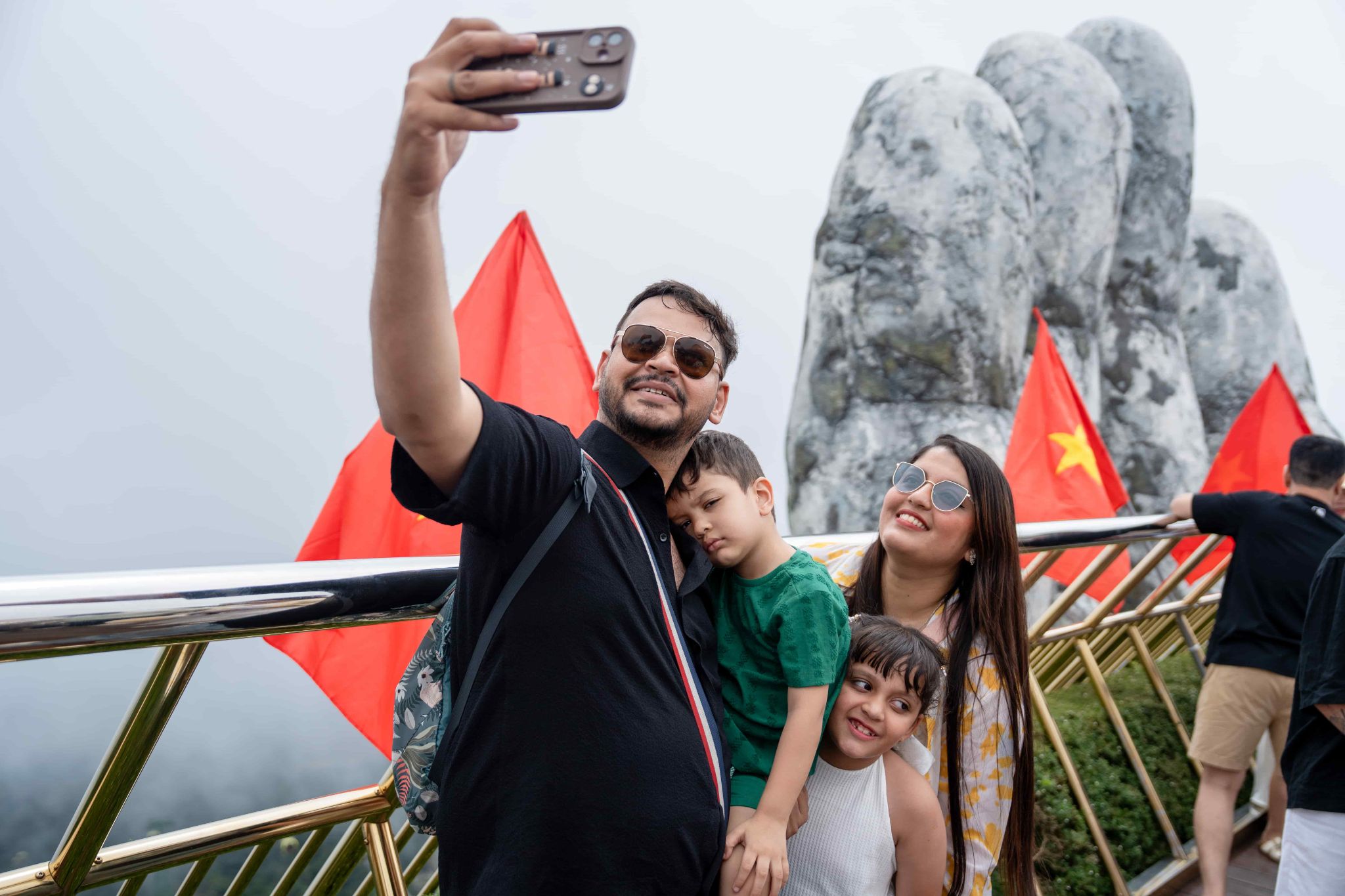 Du khách rạng rỡ check-in tại Cầu Vàng tại Sun World Ba Na Hills