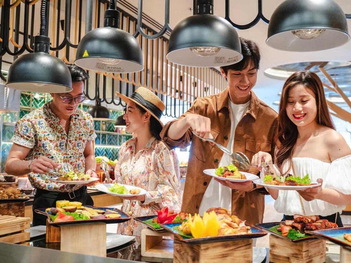 Combo Bà Nà Hills bao gồm vé buffet trưa với nhiều món ăn thơm ngon, hấp dẫn.