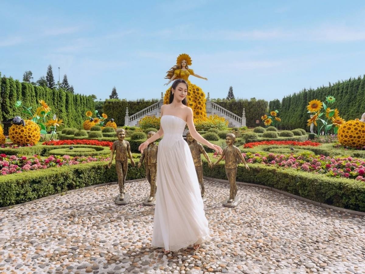 Du khách check-in với vườn hoa Le Jardin D’Amour rực rỡ sắc màu. 