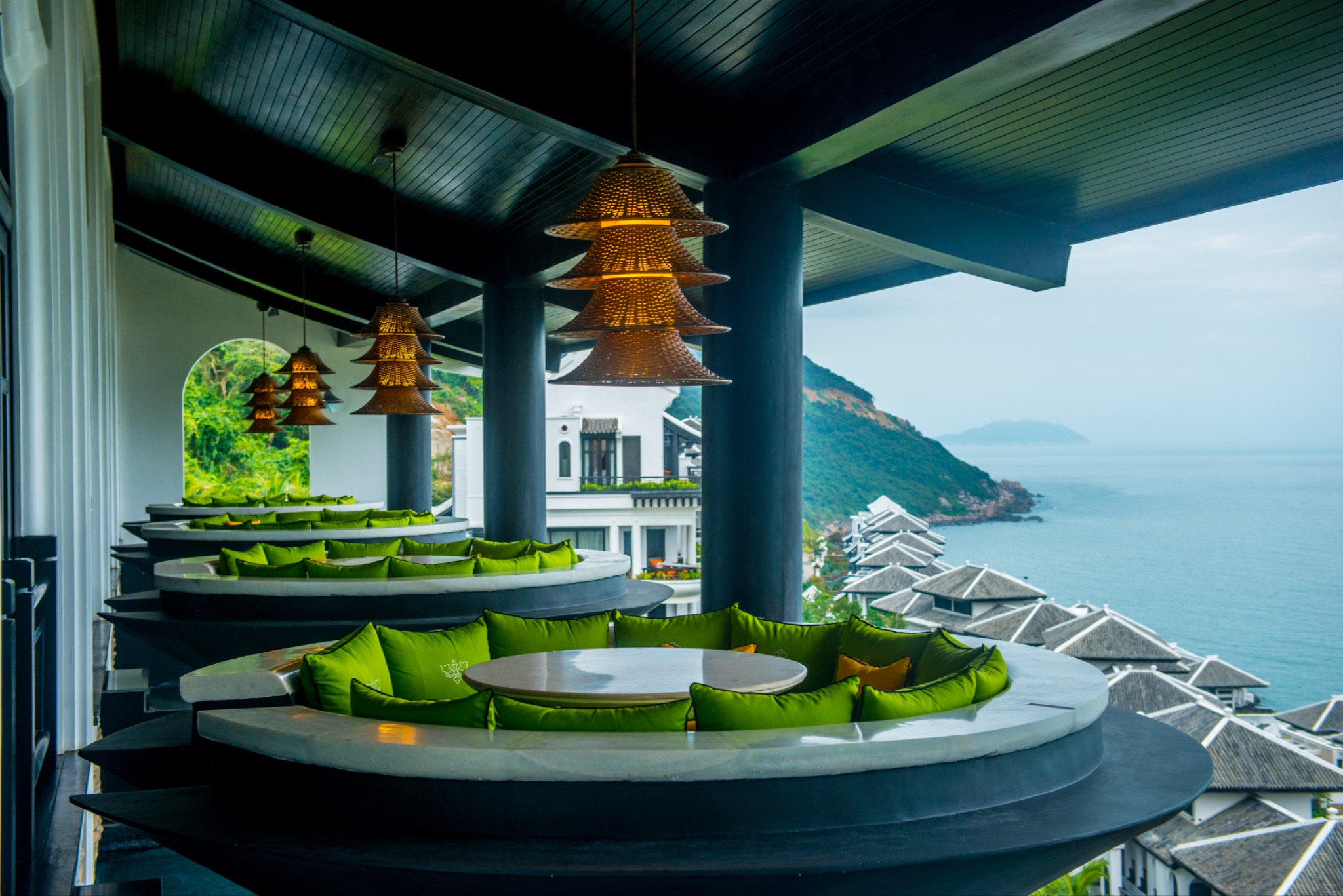 Cùng với nhiều khách sạn, khu nghỉ dưỡng cao cấp, InterContinental Danang Sun Peninsula Resort giúp Đà Nẵng thu hút phân khúc khách cao cấp, nâng tầm hình ảnh của thành phố trên bản đồ du lịch quốc tế