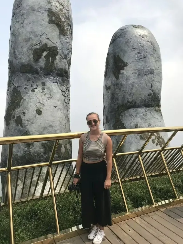 Du khách Anh Amy Jones check-in tại Cầu Vàng trong hành trình khám phá Đà Nẵng. 