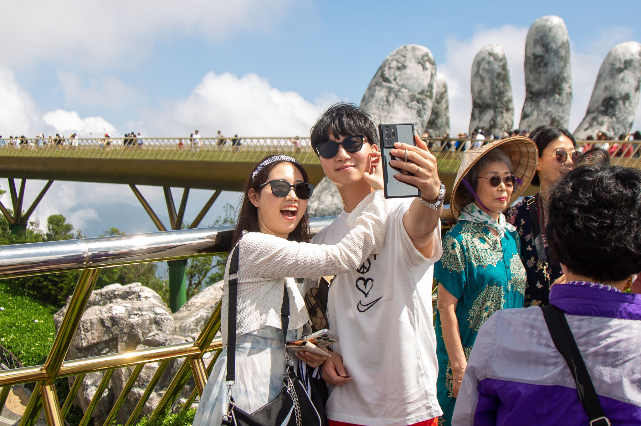 Du khách Hàn Quốc lưu giữ khoảnh khắc tại Cầu Vàng – biểu tượng của Sun World Ba Na Hills (Nguồn: Tổng hợp)
