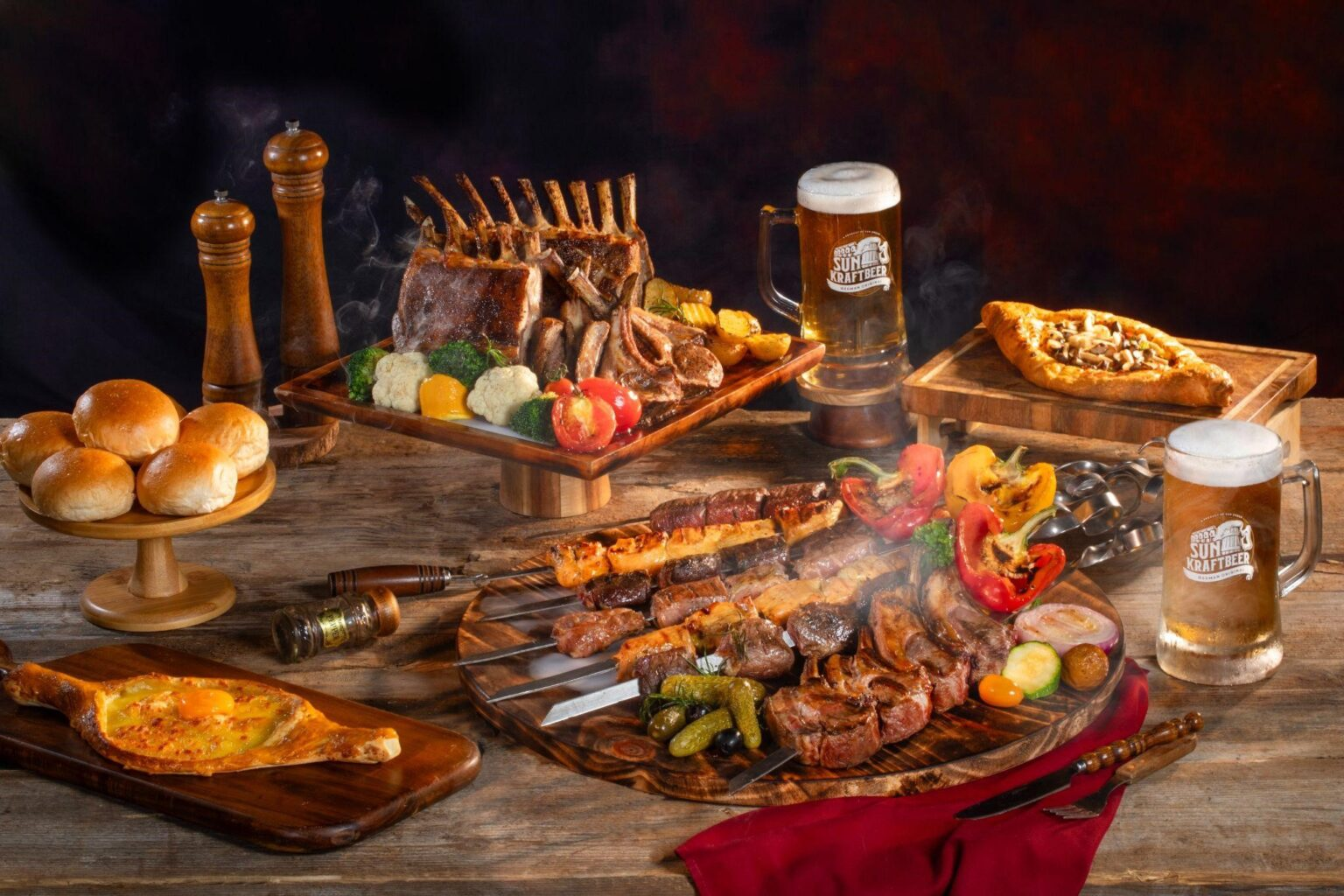 Thưởng thức bia thủ công Sun KraftBeer, xúc xích Đức và các món nướng đặc trưng tại Beer Plaza là trải nghiệm không thể bỏ lỡ khi đến Bà Nà Hills. (Nguồn: Tổng hợp)