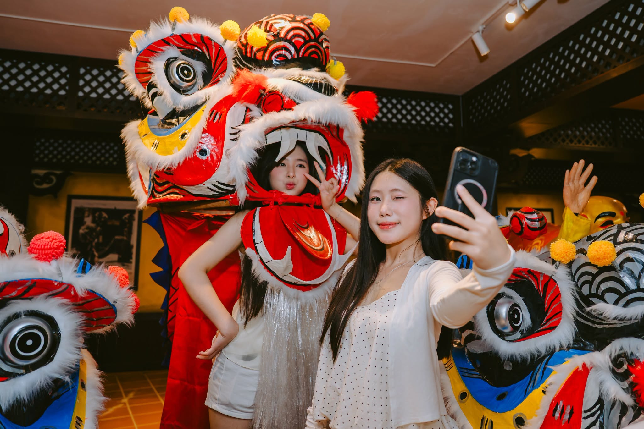 Giới trẻ hào hứng check-in không gian đầy sắc màu tại Sun World Ba Na Hills