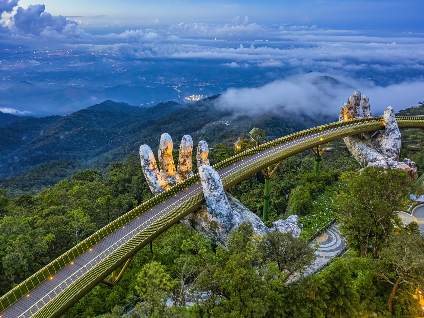 Cầu Vàng – một trong những biểu tượng nổi bật của Sun World Ba Na Hills, tạo dấu ấn đặc biệt giữa không gian mây núi trên đỉnh Bà Nà