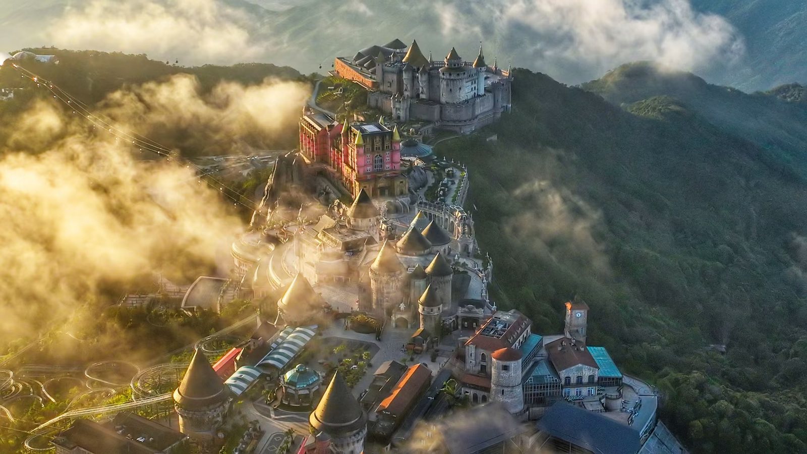 Làng Pháp giữa biển mây, một trong những khung cảnh đặc trưng của Sun World Ba Na Hills.