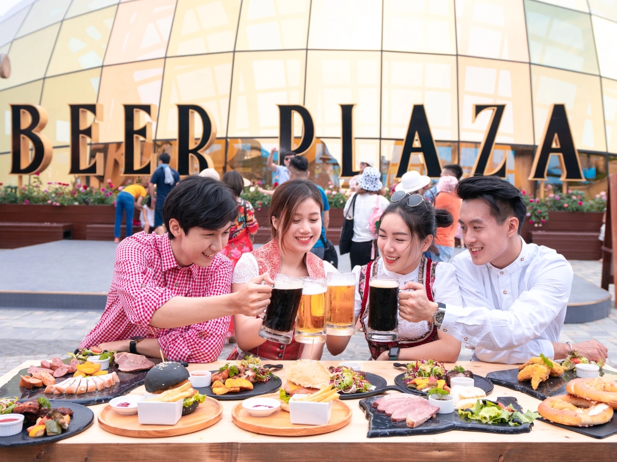 Mỗi thời điểm thưởng thức bia tại Beer Plaza đều mang đến không khí vui vẻ và trải nghiệm ẩm thực đầy hấp dẫn.