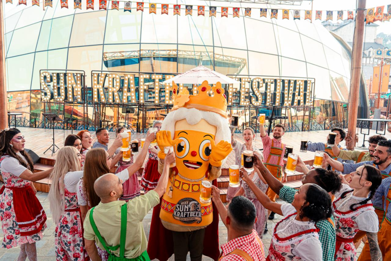 Beer Plaza với không khí lễ hội sôi động giữa “châu Âu trên đỉnh núi” tại Ba Na Hills.