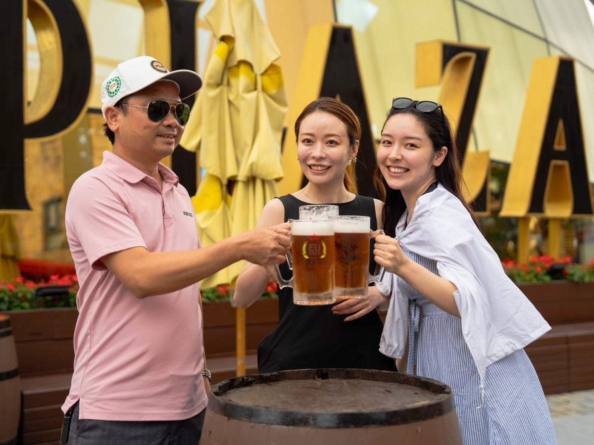 Những ly bia mát lạnh tại Beer Plaza mang đến trải nghiệm ẩm thực đầy hấp dẫn cho du khách.