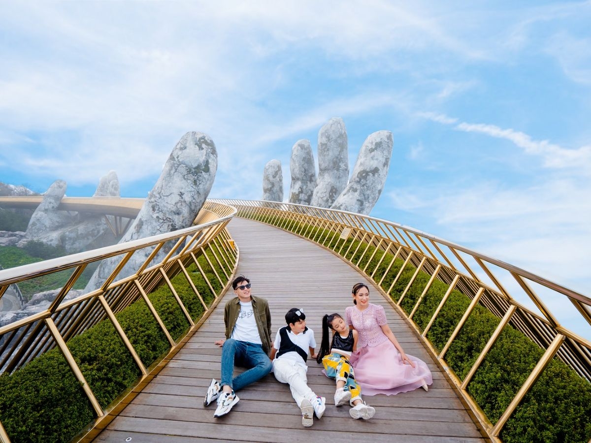 Du khách check-in với Cầu Vàng và lưu giữ khoảnh khắc đẹp giữa mây trời Bà Nà Hills. 