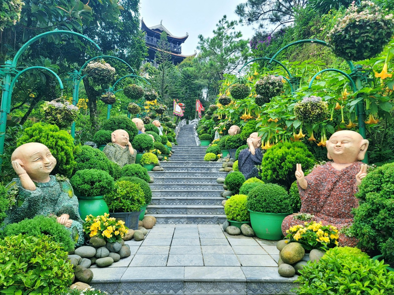 Đường lên Khu tâm linh trên đỉnh Bà Nà