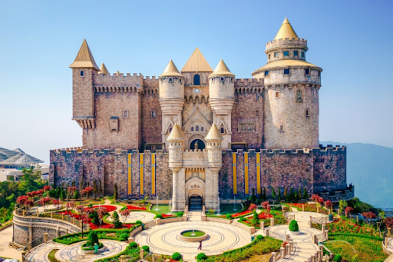 Lâu đài Mặt trăng đồ sộ có kiến trúc lấy cảm hứng từ những tòa lâu đài thời Trung cổ