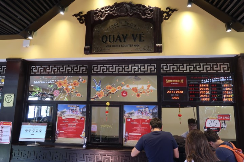 Mua combo vé trực tiếp tại quầy vé tại chân núi Bà Nà