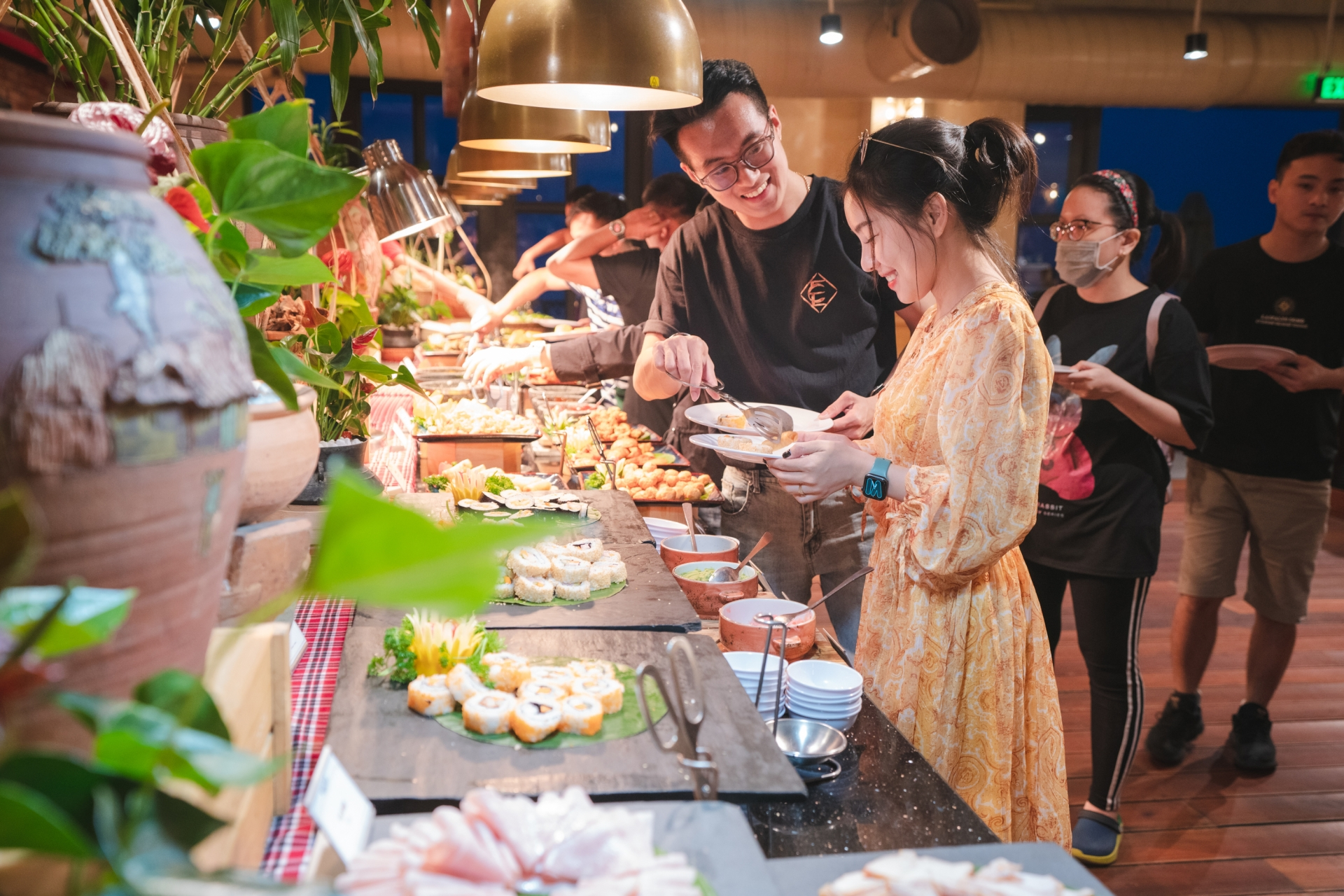 Du khách thưởng thức bữa tiệc buffet với đa dạng món ăn hấp dẫn