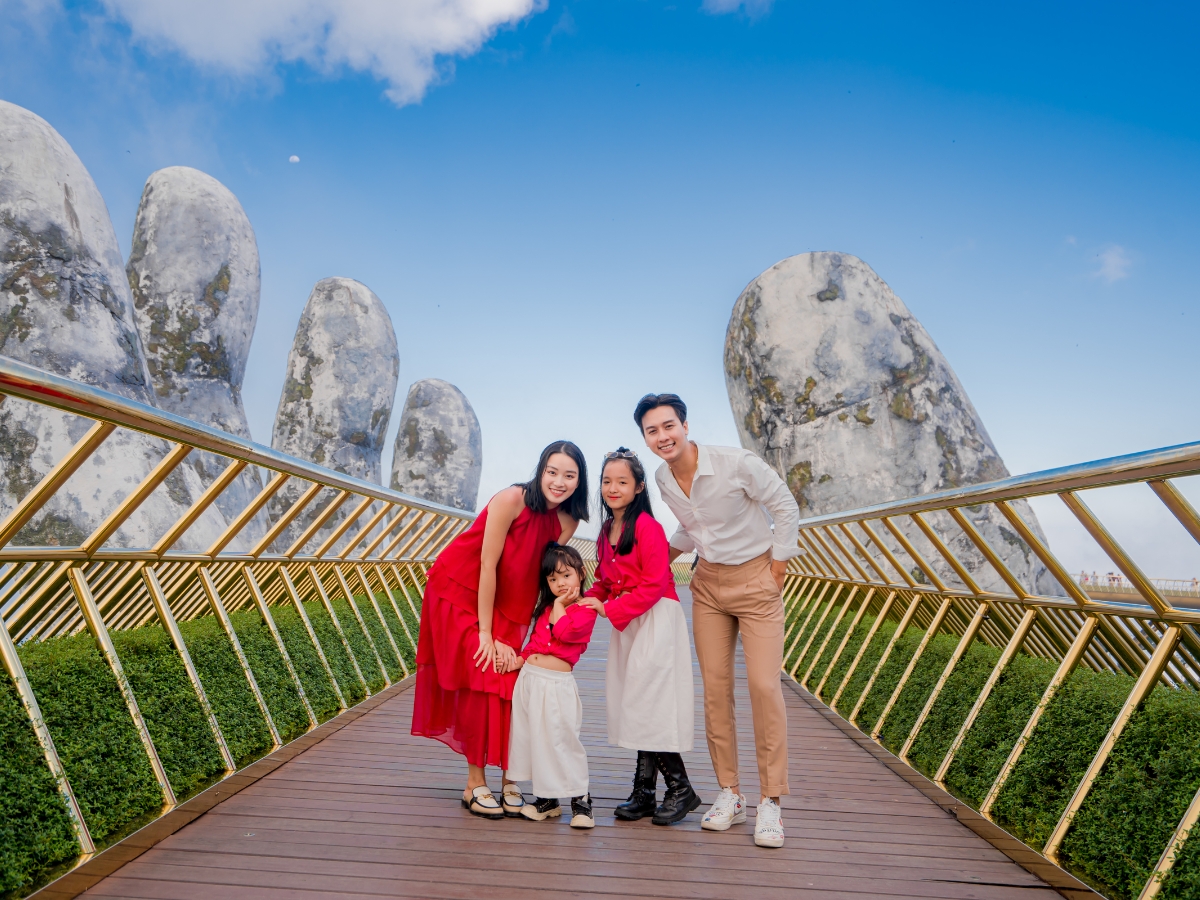Du khách check-in Cầu Vàng để lưu lại khoảnh khắc giữa mây trời Bà Nà Hills.