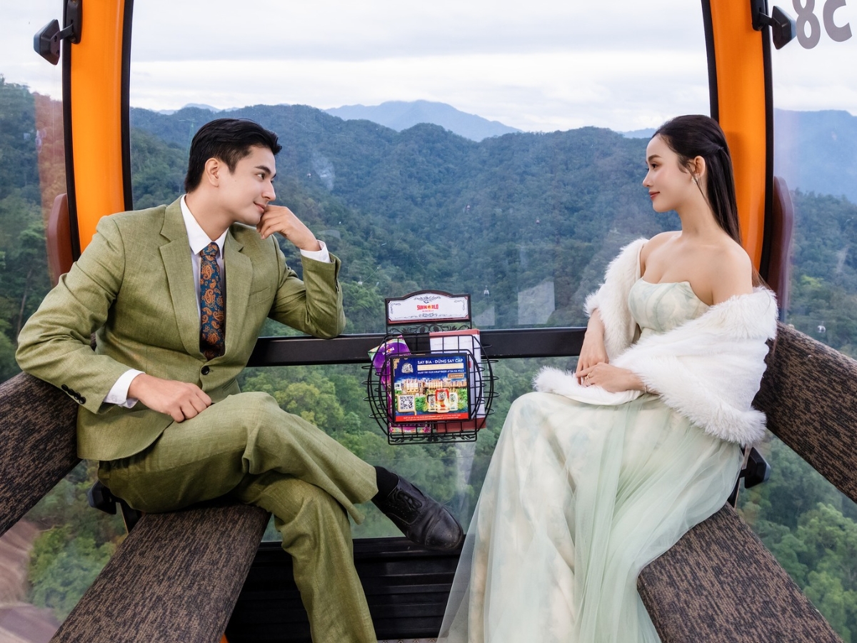 Du khách đi cáp treo để bắt đầu hành trình khám phá Bà Nà Hills một cách trọn vẹn