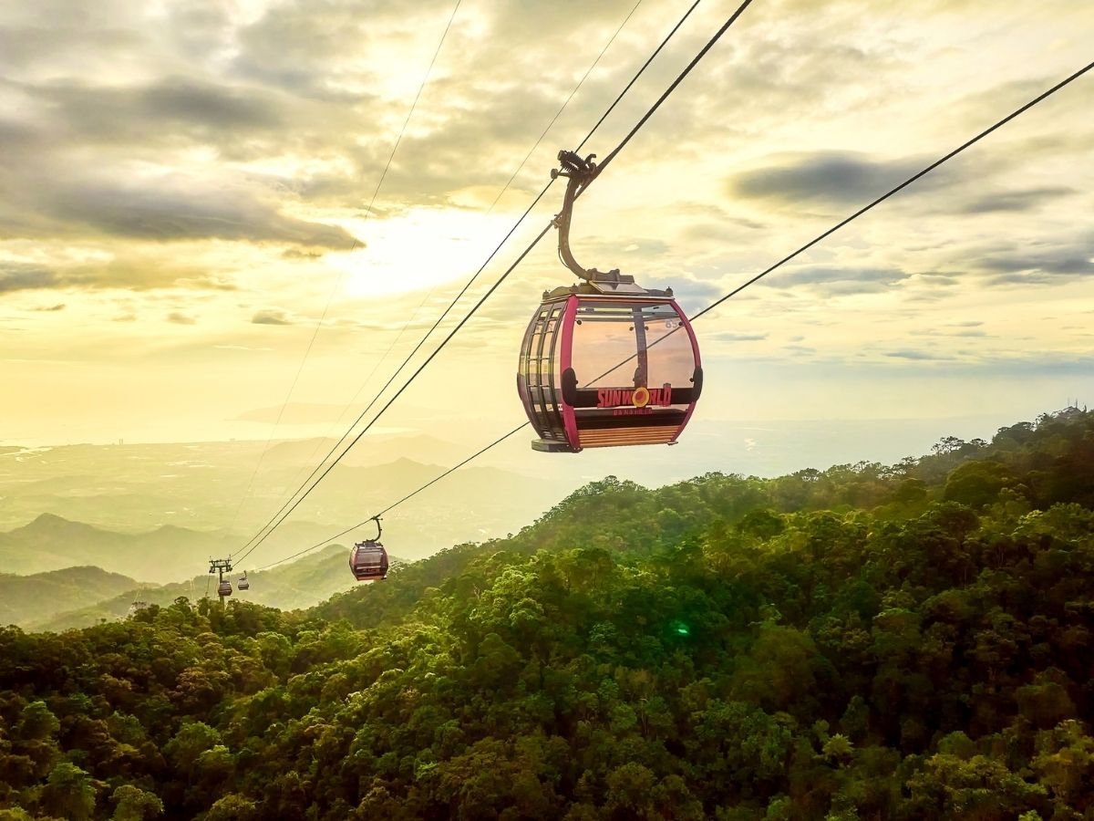 Cáp treo Bà Nà Hills là hệ thống di chuyển hiện đại đưa du khách lên đỉnh núi với trải nghiệm ngắm cảnh ấn tượng.