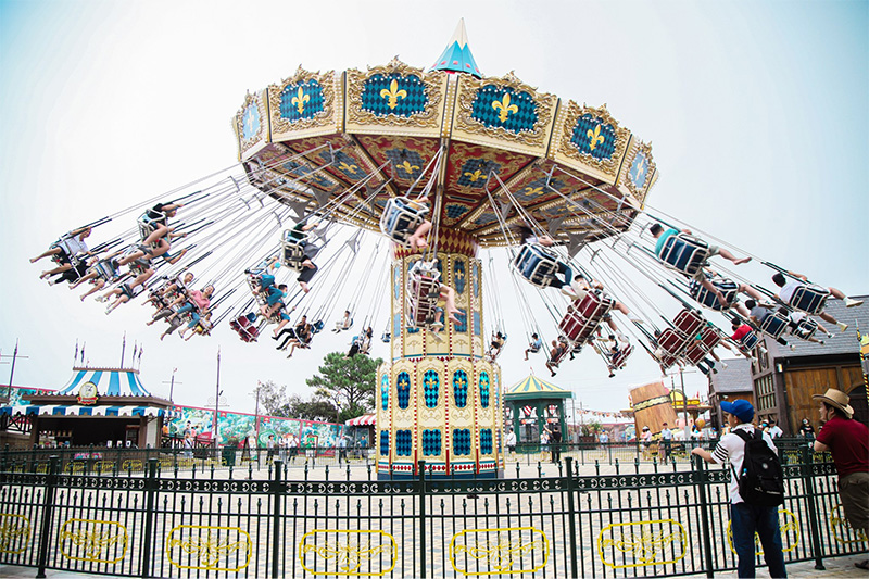 Trò chơi Đu bay kỳ diệu mang đến cho du khách cảm giác phấn khích với góc nghiêng ấn tượng