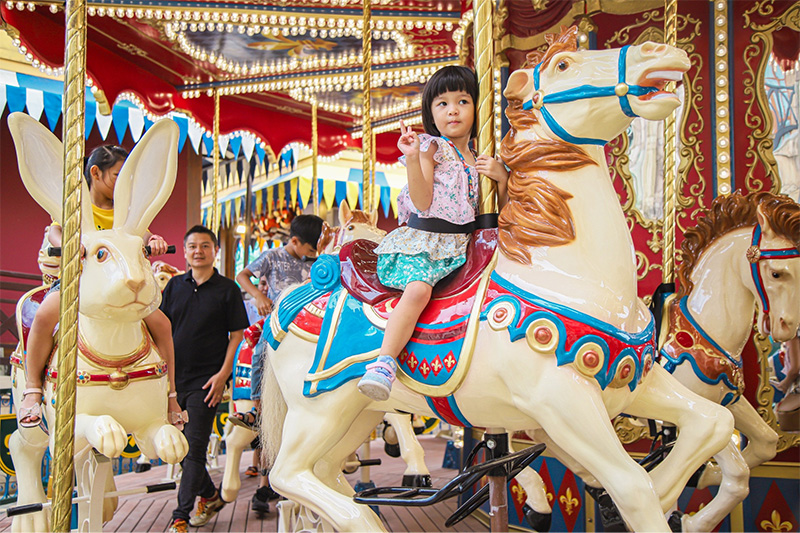 Các bé sẽ tham gia trò chơi trong sự kiểm soát của người lớn và dây đeo bảo hộ an toàn