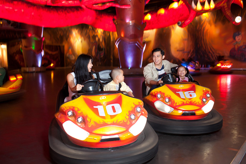 Xe điện đụng là trò chơi thích hợp và an toàn cho du khách chơi cùng với bạn bè, người thân