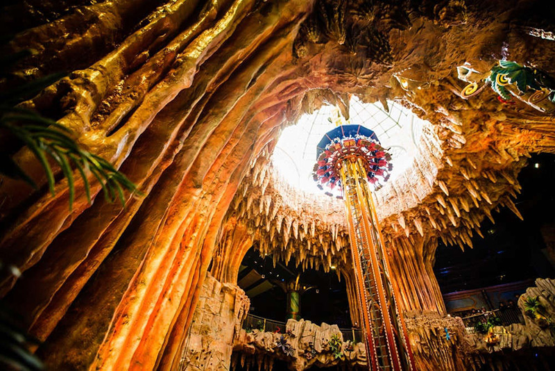 Mái vòm lộ thiên giúp người chơi trải nghiệm không gian mở rộng nhưng vẫn đảm bảo an toàn bất kể điều kiện thời tiết