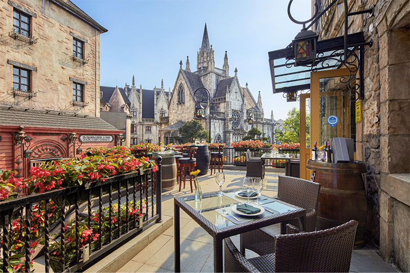 Một góc view sống động như ở trời Âu từ ban công khách sạn Mercure