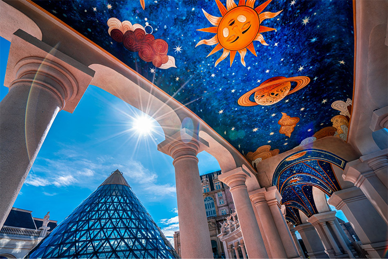 Trần nhà phủ đầy những bức bích họa độc đáo ở Quảng trường Nhật Thực
