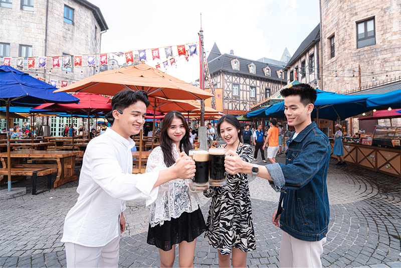 Nếu đi cùng bạn bè, bạn có thể cân nhắc lựa chọn lịch trình có nhiều hoạt động vui chơi giải trí cần thể lực