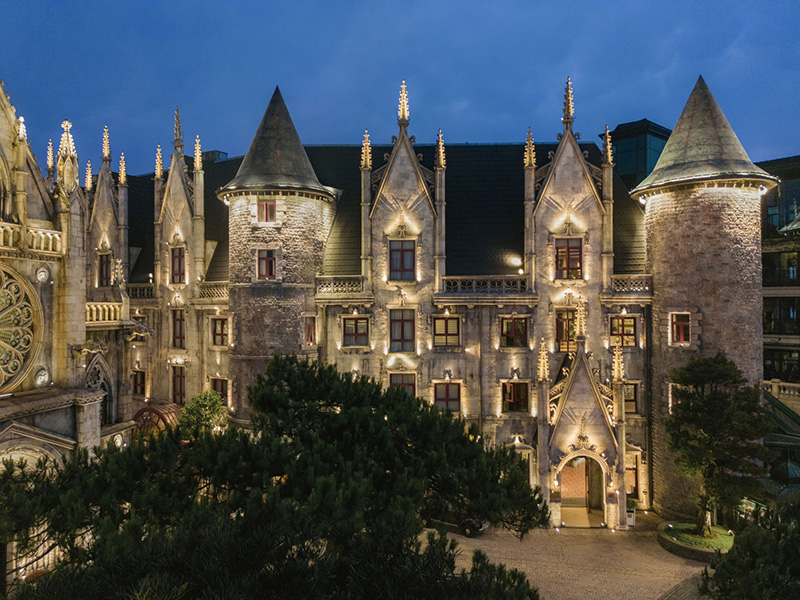 Kiến trúc cổ kính của khách sạn Mercure Danang French Village tại Ba Na Hills