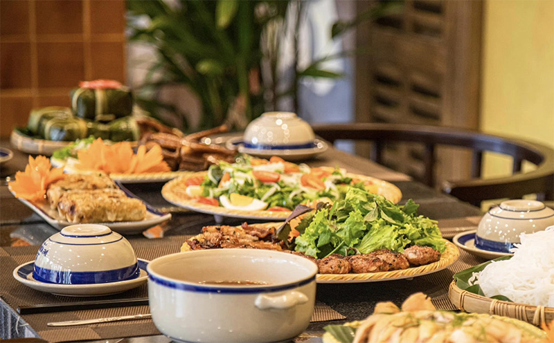 Bà Nà có nhiều nhà hàng buffet, a la carte và các hàng quán ven đường để bạn thưởng thức ẩm thực
