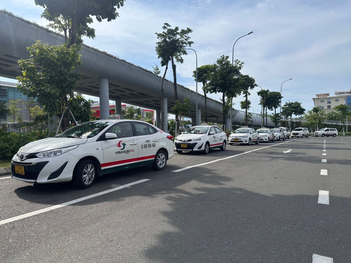 Taxi là phương tiện di chuyển nhanh chóng và tiện lợi cho du khách trong hành trình đi đến Bà Nà Hills. 