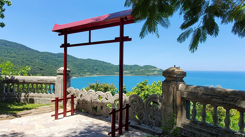 Trước tháp Xá Lợi là một khoảng sân hướng biển, có nhiều cây xanh tạo bóng mát. (Nguồn: Sưu tầm)