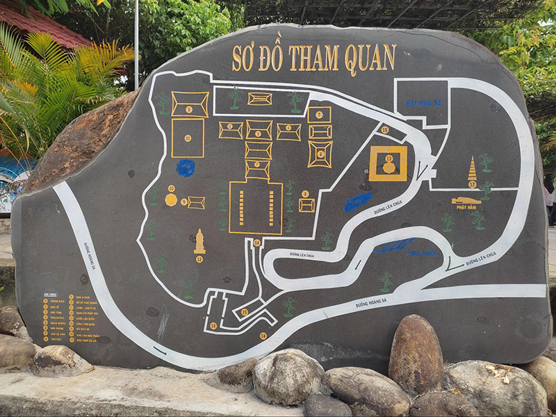 Sơ đồ tham quan được khắc trên đá và đặt trước cổng chùa. (Nguồn: Sưu tầm)