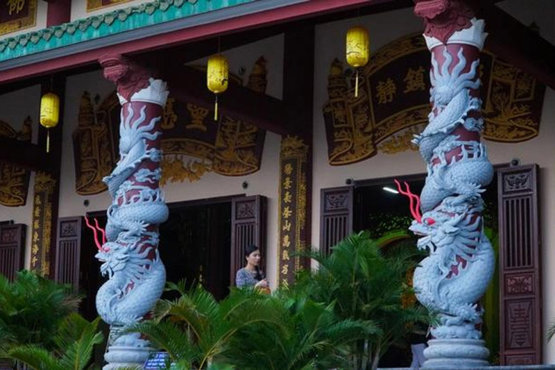 Hàng cột rường ở ngoài khu chánh điện được chạm khắc hình rồng tinh tế (Nguồn: Sưu tầm)