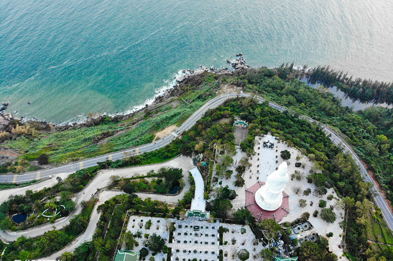 Cung đường trải nhựa bao biển uốn lượn xung quanh khuôn viên chùa và sườn núi (Nguồn: Sưu tầm)