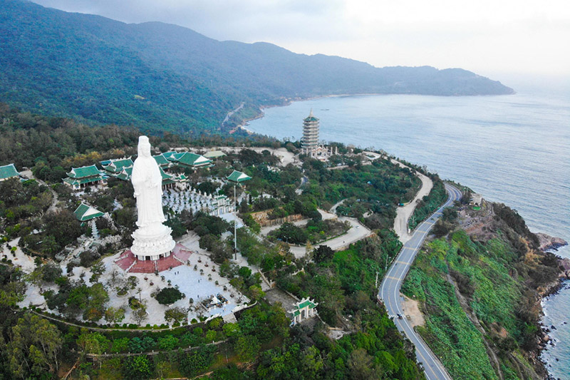 Khuôn viên rộng lớn chứa nhiều mảng xanh của chùa Linh Ứng Bãi Bụt (Nguồn: Sưu tầm)