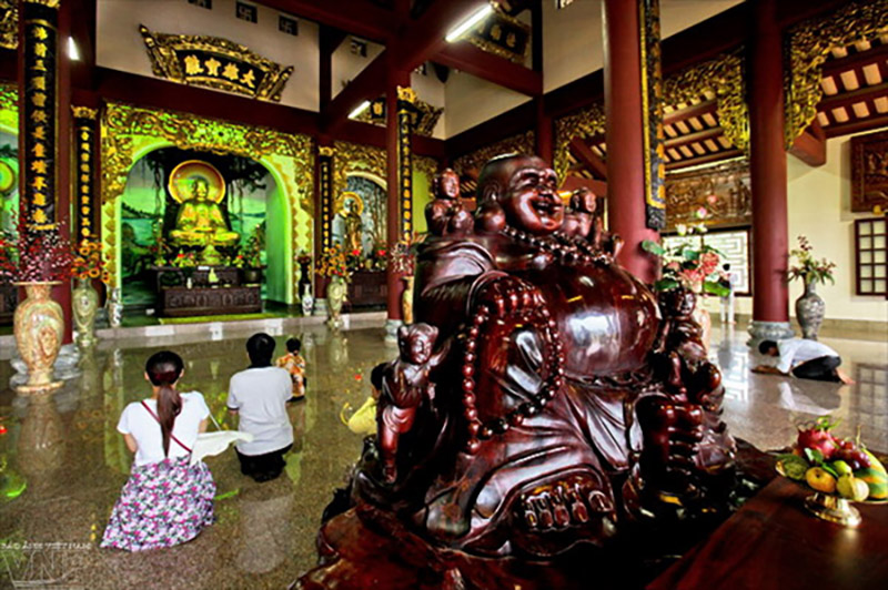 Tượng Phật Di Lặc điêu khắc từ gỗ quý ở khu chánh điện. (Nguồn: Sưu tầm)