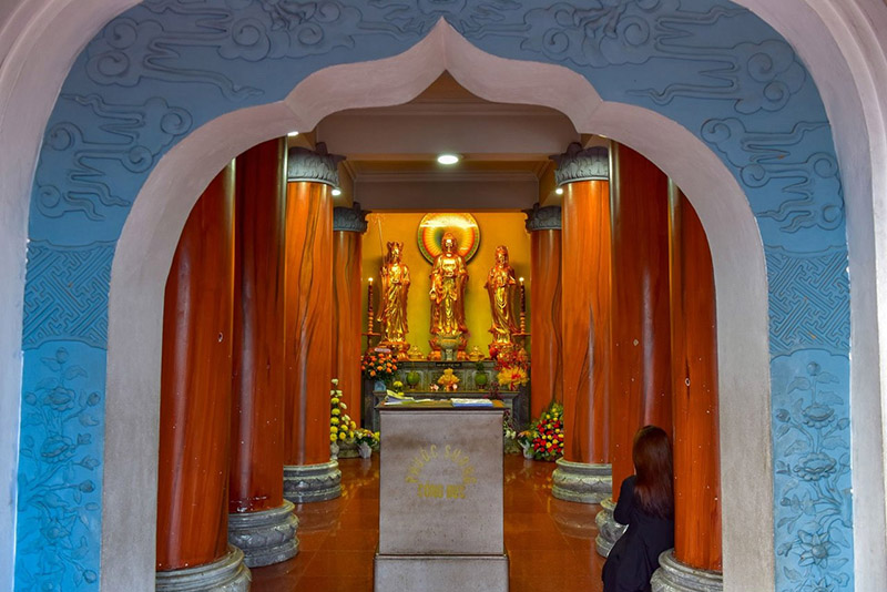 Không gian thờ phụng linh thiêng bên trong tượng Quan Thế Âm Bồ tát chùa Linh Ứng Bãi Bụt (Nguồn: Sưu tầm)