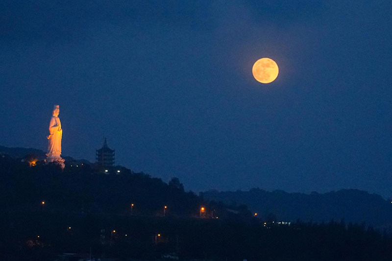 Chùa Linh Ứng Bãi Bụt và tượng Bồ Tát Quan Thế Âm linh thiêng dưới ánh trăng tròn (Nguồn: Sưu tầm)
